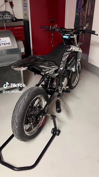 Exploring Aprilia SX50 Supermoto Features and Performance