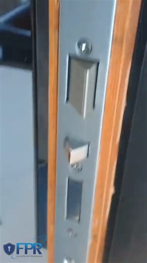 FPR SOLUÇÕES EM TECNOLOGIA on Instagram: "🎥🔐 Instalação de Fechadura Digital de Sobrepor Intelbras IFR 3000 Tecnologia avançada, mais controle e máxima segurança no acesso! Realizamos a instalação profissional da fechadura digital de sobrepor Intelbras IFR 3000, um modelo robusto e completo, ideal para quem exige alto nível de segurança e praticidade. 🔑 Principais recursos da Intelbras IFR 3000: ✅ Abertura por senha, cartão RFID e aplicativo ✅ Fechamento automático, evitando portas destrancad