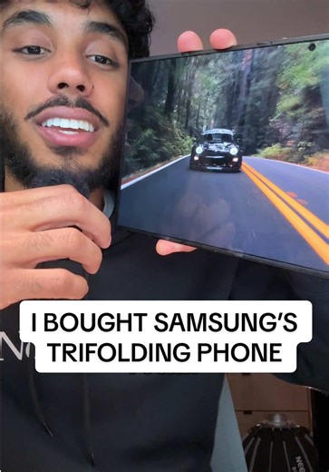 I can’t STOP folding and unfolding it 😭 #galaxyztrifold #trifold #samsung #tech