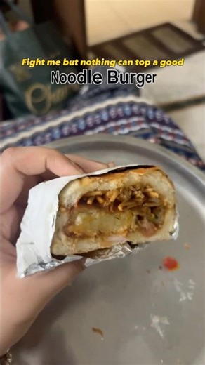 You can win me over with a goood street style noodle burger!😮‍💨🤤 #food#streetfood#ytshorts#fypシ