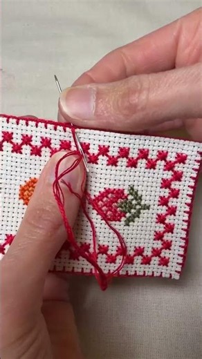 Wool blend felt + blanket stitch = the perfect way to finish your cross stitch projects 🤗