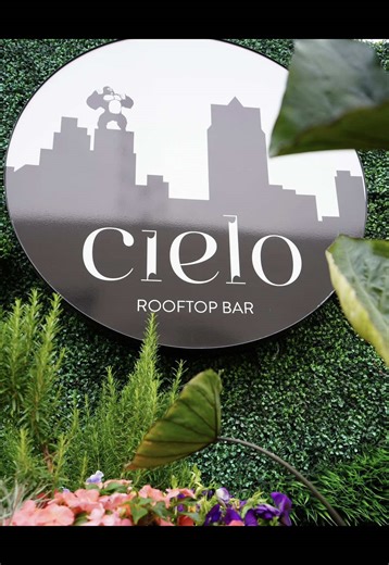 If you’re looking for a cool, chill and grown vibe, make sure you add Cielo Rooftop to your list of spots to check out this summer. Located inside the beautiful Cambria Hotel, you can party, eat, drink and sleep good✨ #suggestedforyou #suggested #explorepages #foryoupagе #downtowndetroit