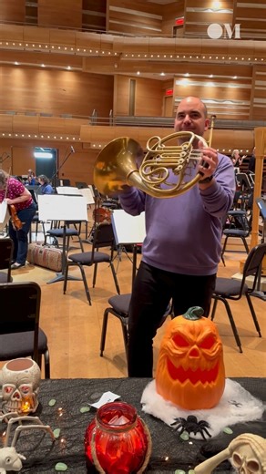 PARTIE 1 – Un bonbon ou une note 🍬🎵 Entre douceurs sucrées et mélodies ensorcelantes, nos musicien·nes ont tiré au sort ! Retrouvez des œuvres pleines de mystère et de magie ce samedi lors du concert Sortilèges Symphoniques pour célébrer Halloween. Nous avons hâte de vous voir dans vos plus beaux déguisements 🎃 🎟️ https://orchestremetropolitain.com/fr/concerts/sortileges-symphoniques/?show_date_id=9084 | Orchestre Métropolitain
