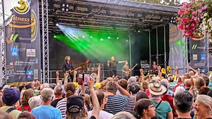 „Sindelfingen rockt“ mit Musik von Phil Collins: Tanzen und trällern auf Tribute-Konzert