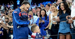 Steph Curry celebra la victoria de la medalla de oro con su esposa Ayesha, su hijo Canon y el recién nacido Caius