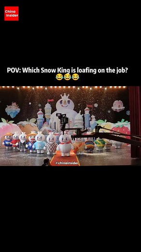 You’ve definitely heard Mixue’s national anthem: “I love you, you love me, Mixue Ice Cream & Tea~ 🎶” — the song that launched 20k memes and turned Mixue into a global cult icon🫰 And this? This is the behind-the-scenes of that legendary MV😂😂😂 A whole lineup of Snow King mascots dressed in national costumes from all the countries Mixue has expanded to… filming the happiest commercial ever — except for one Snow King who’s absolutely loafing on the job 😂💁‍♀️ Mixue (aka the most unstoppable ic