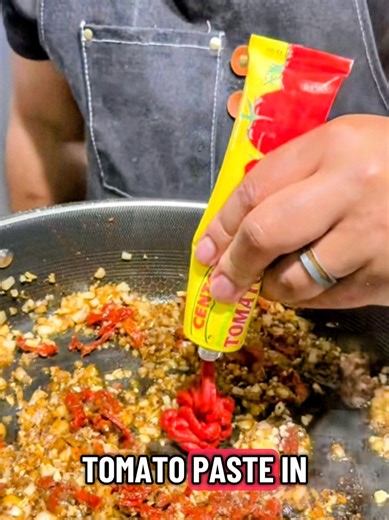 👀👀 Tomatoe Paste 🍅 in a Tube 🤷‍♀️ Tomato paste in a tube is a convenient, resealable alternative to cans, designed to minimize waste by allowing you to use only what you need and store the rest in the refrigerator for weeks. Commonly imported from Italy (like Mutti or Cento) and often double or triple concentrated, it offers an intense, rich flavor perfect for sauces, soups, and stews. Common Ingredients: Typically features simple, high-quality ingredients like 100% Italian tomatoes and salt
