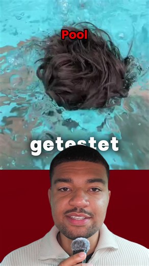 Hier ist warum: Pool-Chlor öffnet die Haarschuppenschicht und klaut ihr alle natürlichen Öle. Ergebnis: flach, stumpf, leblos. Meerwasser dagegen ist voller Salz und Mineralien. Die lagern sich beim Trocknen ins Haar ein und geben ihm automatisch Textur und Hold,wie ein Sea Salt Spray, nur kostenlos vom Ozean.