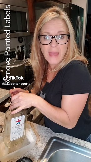 How to remove painted on labels from glass bottles. #easy #diy #citricacid #paint #reuse #recycle #clean #cleaning