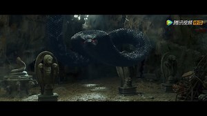 In their quest for the secret of immortality, humans are willing to kill pythons🐍 为探求长生的秘密，人类不惜杀害蟒蛇 What dangers will they face?😳 他们将面临怎样的危险？ Movie: Giant Python 电影：巨兽狂蟒 WeTV Movie Channel on Youtube: https://bit.ly/wetvmovie Watch Full Movie: https://bit.ly/3rynXBc | 企鹅爱追剧
