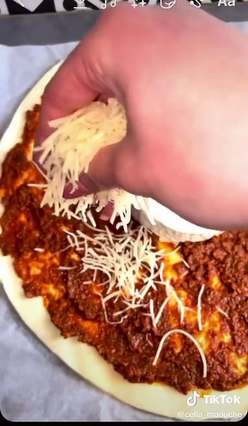 Délicieuse recette d'apéro : Camembert au four avec feuilleté au pesto rosso