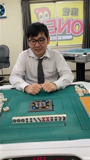 What is the professional mahjong player waiting for with a pure suit?