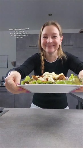 Claudia 📸 | Ich esse seit 2011 keto ✌️ on Instagram: "Werbung Eins meiner Top5 Keto-Mittagessen ✌️ so gut 👍 Das Dressing geht so: 2 EL gr. Jogurt 2 EL Apfelessig 1 EL MCt Öl 2 TL Spicy Lemon Topping von @spice_bar (Nutze den Code KETOLIEBE 🤑) doppelte Prise Erythrit ↪️ Alle Zutaten vermischen Schmeckt als Dressing oder Dipp 😋 Zeig mir deinen Salat in den Kommentaren 🤩📸⬇️ #ketoliebe #ketosalat"