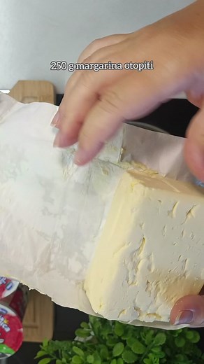 Extra brze oblande koje deca obožavaju-od samo 4 sastojka ‎ Prave se za 15 minuta, deca ih obožavaju ali i odrasli. Najprostiji, najjednostavniji, najbrži a najukusniji recept za oblande koji većina vas zna a za one koji ne znaju evo ga i video. Potrebno vam je samo 250 g margarina, 250 do 300 g šećera, 2 pavlake od 180g, 300 g plazme i naravno pakovanje oblandi a detaljan postupak pogledajte u videu. Dodala bih još da u fil posle margarina a pre plazme možete otopiti i čokoladu a umesto dela pl