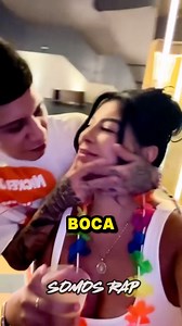 Santa Fe Klan le roba beso en la boca a una fan 😘 | Somos Rap