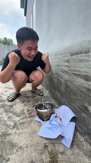 Hiệu ứng domino và anh khiếu đốt tranh để nấu mì tôm 🍤 #nangkhieuvip #funny #comedy