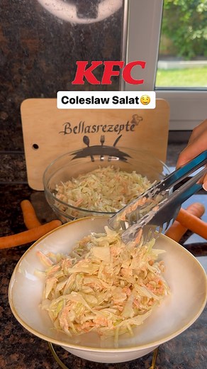 Coleslaw Salat einfach selbst gemacht 👌🏼🤤 Zutaten✅ 920g Weißkohl (ohne Strung & im geschnittenen Zustand) 3 Möhren 1 kleine Zwiebel 2 EL Tafelessig oder Apfelessig 1/2 EL Salz 1 vollen EL Zucker Für das Dressing: 280g Mayonnaise 1 TL Senf 40ml Milch 1/2 TL Pfeffer 1/2 TL Salz #food #foodblogger #foodstagram #instafood #foodie #foodies #foodlover #foodgasm #foods #foryou #foryoupage #inspiration #inspo #einfacherezepte #schnellerezepte #coleslaw #colesslawsalad #rezepte #salat #salad #kfc #vir