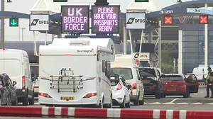 13 reactions | #VIDEO At the Gare du Nord in Paris, travellers...