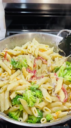 #CapCut Anímense a preparar esta delicia de Pasta con Tocino y Vegetales ideal para sus celebraciones. Sopa de Pasta con Tocino y Vegetales Ingredientes 1 Lb Pasta 3 Hojas de laurel 10 Oz Tocino 3 Dientes ajo 2 Cucharadas mantequilla 1/2 Cebolla 3 Chiles campana 1 Lb brócoli 2 Tazas crema de leche 1 Taza queso mozzarella Sal al gusto. #pasta #navidad #elmenudelupita #paratiktok