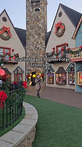 5 charming Christmas Hallmark towns ⬇️🎄❄️ 🎄Woodstock, Illinois- @realwoodstockil Located about 1 hr and 10 min from Chicago I visited during the Lighing of the Square event and had the best time! We met with Santa and The Grinch, listened to Christmas carols and a brass band, warmed up with hot chocolate, checked out the cute shops, cheered with the crowd during the lighting ceremony and ended our day watching The Christmas Story- A Musical at The Opera House. It was the perfect way to start t