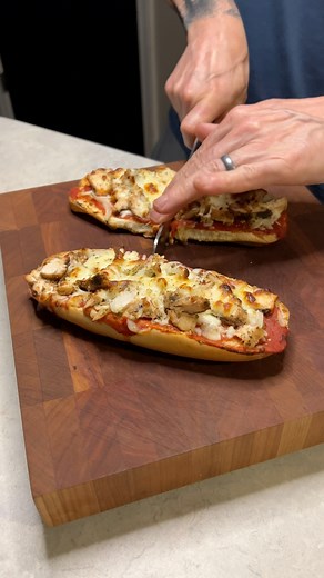 French Bread PIZZA 🍕 ✅ 459 CAL, 39p, 43c & 14f. 🍕 1 Sub roll. 🍕 2oz pizza sauce. 🍕 1oz part skim mozzarella. 🍕 3oz grilled chicken breast. 🍕 some chopped onion & oregano. #frenchbreadpizza #proteinpizza #pizzatime #pizzaathome | Jamie Dugan