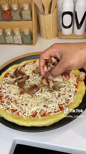 ‼️Pizza à l’haïtienne‼️🤤👌🏾 #pizza #pizzanight #pizzarecipe #foodie #pizzamaison #tokfood #fyp #griyo