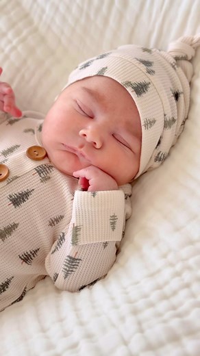 Colder temperatures are coming, so let's talk about how to tell if your baby is cold at night! ❄️ Your baby might be cold while sleeping if... - They are cool to the touch on their chest, back or tummy (feet and hands are not always great indicators due to their still-developing circulation system). - They are restless or waking up frequently - They are sleeping with their hands and feet tucked tightly. - Their nose, lips and fingertips appear to be pale. | Caden Lane