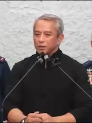 “AYAW KO NA MAY MASUNTOK NA CIDG SI VP SARA” Sinabi ni Department of the Interior and Local Government Secretary Jonvic Remulla na nirespeto nila si Vice President Sara Duterte sa arrest warrant nito kaugnay ng grave threats. Ayon kay SILG Remulla, nag-aalala sila na baka muling manuntok si VP Sara kapag inihain ang warrant laban sa kanya.