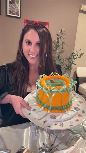 The life of a hostess girl💁🏻‍♀️✨🎭 #lifeofashowgirl #taylorswift #releaseparty #hosting #cakedecorating