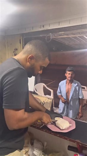 Tem gente que não quer só comida… quer respeito, quer dignidade, quer se sentir gente. ❤️ Hoje não foi só um lanche com guaraná. Foi um momento. Ele fez o pedido… Sentou na mesa… E comeu como qualquer cliente. Coisa simples pra muitos… Mas pra quem vive na rua, isso vale MUITO. Às vezes, o que falta não é só dinheiro… é oportunidade de viver o básico com dignidade. No Dogão de Rua, a gente não entrega só lanche. A gente entrega respeito. 🤝 Se isso tocou seu coração, compartilha. Porque o bem ta