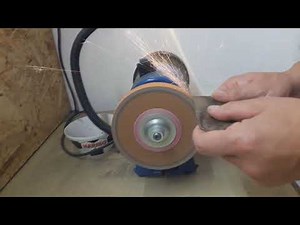 Stumpfes Rasenmähermesser schärfen