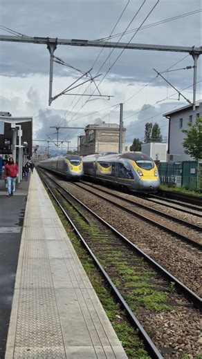 On dirait des frères jumeaux, ces 2 TGV Eurostar qui allaient à Paris🇨🇵 et à Londres🇬🇧 #tgv