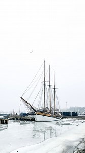 Excursie de o zi, la Helsinki***Am luat vaporul din Tallinn și am traversat Golful Finlandei, până la Helsinki. Toată povestea a durat puțin peste 2 ore, pe care le-am petrecut într-unul dintre cele mai confortabile mijloace de transport, pe care le-am încercat de când o avem pe Anastasia. Am mâncat pizza, am băut șampanie, am ascultat muzică live și am explorat magazinele. Anastasia a petrecut 90% din timp la locul de joacă.***După ce am ajuns la Helsinki, am luat orașul la pas. Ne-a luat doar 