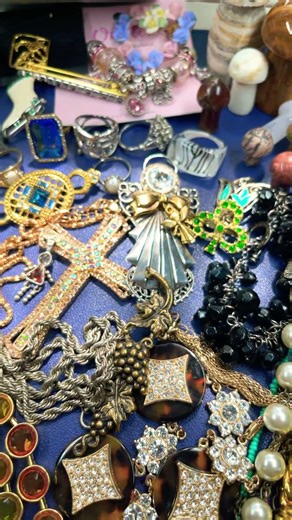 Added more to the mix to bring! #costumejewelry #resellerjourney