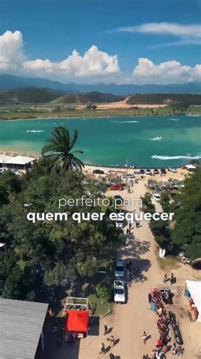 "Ano novo, mergulho novo! 🌊✨ ​Nada melhor do que começar 2026 com o pé direito (e dentro d'água!). No dia 01 de Janeiro, estaremos de portas abertas esperando por você e sua família para o primeiro dia de sol do ano. ☀️🙌 ​Vem renovar as energias no Sítio Lagoa Azul! 🌴💦 ​📍 Marque aqui quem vai vir curtir essa piscina com você!" | Sítio Lagoa Azul