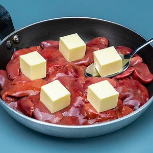 1.3M views · 5.5K reactions | Tek bir malzemeyle ciğer ağzınızda tereyağı gibi eriyecek! Malzemeler: tavuk ciğeri: 800 g süt: 700 ml BEKLETİN : 15 DAK su: 2 l tuz: 5 g karabiber: 5 g un: 50 g yumurta: 3 adet yeşil soğan: 20 g haşlanmış yumurta: 3 adet soğan: 1 adet havuç: 1 adet yağ: 10 ml mozzarella: 100 g tereyağ: 70 g | Lezzetli.TV | Facebook