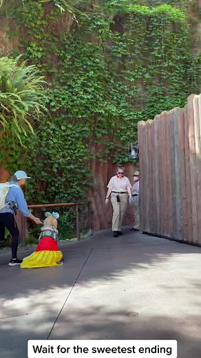 A little girls service dog got to meet Tigger at Disneyland ♥️ #disney #disneylandcalifornia #servicedog #kindness #heartwarming #love