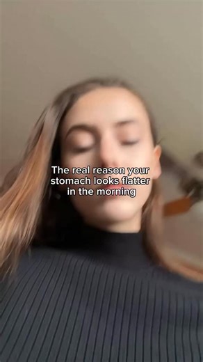 Kayla - Model Coach on Instagram: "The real reason your stomach looks flatter in the morning It’s not fat loss. It’s physiology. Overnight: • cortisol drops • digestion slows • glycogen + water shift • there’s no food volume sitting in the gut So your waist looks tighter when you wake up. By night time, your body has: • eaten multiple meals • held water from stress • digested fibre and carbs • dealt with posture + gravity That doesn’t mean you’re “bloated” or doing something wrong. What actually