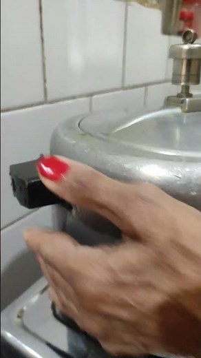 How to lock inside cap cooker