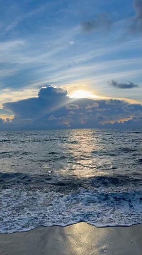 🩵🌅🌊😊Calming crashing waves during sunrise on the peaceful beach 🏝️ #crashingwaves #beach #ocean