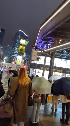 【ライトアップが眩しい】渋谷宮下パーク下「雨でも人通りが絶えなかった」4月11日 渋谷散歩 東京観光 東京都渋谷区