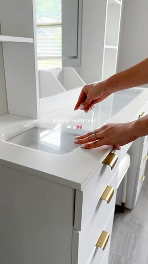 💄 Makeup vanity tour — Take a peek inside my beauty haven! I’m so excited to show you how I’ve styled and organized my vanity for all things glam. ✨ Drawer details: Every drawer is packed with my go-to makeup products, perfectly organized for easy access. 🌸 Skincare station: My top skincare essentials have their own space, making it simple to maintain my daily routine. 💡 Vanity decor: Stylish touches like candles and cute accessories give this vanity a cozy, personal vibe. Step into my beauty