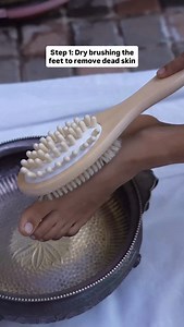 Salt soaks with essential oils are the best way to detox the body from the foot! Follow this step by step process to pamper the feet & do a relaxing foot soak at home🫶🏻 Soaking the feet in lukewarm water with salts & oils actually improves blood circulation, relaxes the nerves and eases heaviness in the legs. To be practiced 1-2 times a week, this soak also softens the feet & nourishes the heels🤍 Products used: Oatmeal & Himalayan Salt Body Butter Scrub Himalayan Pink Rock Salt Dry Brush & Ma