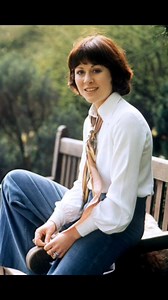 🙏 Remembering Elisabeth Sladen Lost To Us 14 Years Ago Today. #RIP #ELISABETHSLADEN #SARAHJANESMITH #DOCTORWHO #DRWHO #LOVE #TOMBAKER #FOURTHDOCTOR #JONPERTWEE #THIRDDOCTOR 🎶 #SHAPEOFMYHEART #STING #SUBSCRIBE ► YouTube.com/TheLegendOfTheTravelingTARDIS ► Facebook.com/TheTravelingTARDIS #DoctorWHO #DrWHO #TheDoctor #TARDIS #TravelingTARDIS #DoctorWHOFandom #DoctorWHOPodcast #Podcast #WHOvians #TimeLord #LegendOfTheTravelingTARDIS #TLTT #BecomePartOfTheLegend #WHOniverse #DWPD | The Legend of th