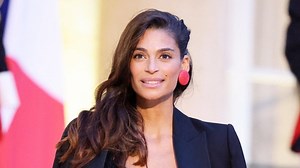 Tatiana Silva sur la plage de Barcelone avec son fils June : tendre cliché à l’heure du coucher du soleil