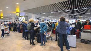 Aeroportos da UE vão abandonar limite de 100 ml de líquidos na bagagem de mão