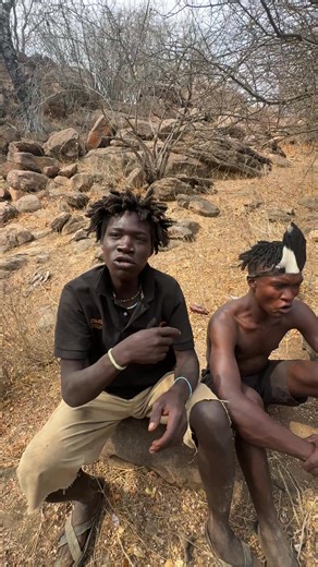 The Hadzabe continue their apple taste test 🍎😄 #Hadzabe #Tanzania #africantribes #tanzaniantiktok🇹🇿 #DocumentaryShorts
