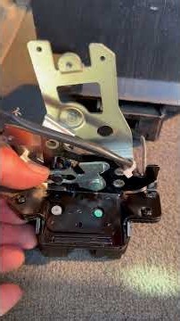 2003 Toyota Sequoia rear latch locked and stuck here is how I pick the lock. Gen 1 sequoia