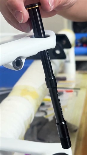 【TT017カーボンフレーム】細部までこだわる組立工程｜小物パーツを取り付けて完成へ