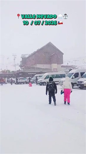 ❄️ ¡Está nevando AHORA en Valle Nevado! 🌨️🏔️ ¡La Cordillera de los Andes amaneció completamente blanca y la nieve seguirá durante el día! Este es el momento perfecto para vivir la verdadera experiencia del invierno chileno. ☃️✨ 🚐 Tour Panorámico Valle Nevado & Pueblo de Farellones Este fin de semana las condiciones serán ideales para disfrutar de la nieve, contemplar paisajes espectaculares y llevarte recuerdos inolvidables. 📸❄️ ¿Qué incluye la experiencia? ✅ Paisajes completamente nevados ✅